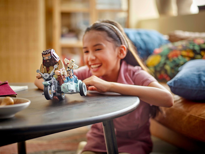 LEGO Harry Potter Hagrid en Harry's Rit op de Motor 76443 product in gebruik