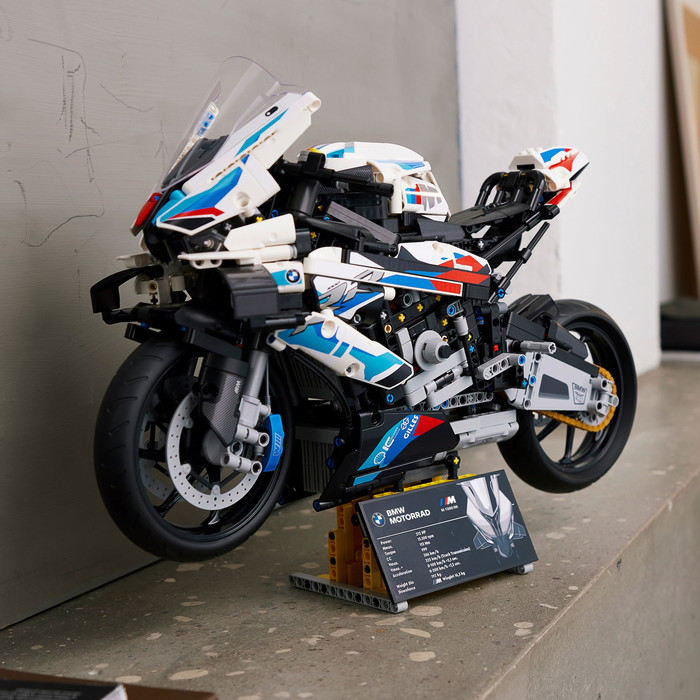 LEGO Technic BMW M 1000 RR 42130 product in gebruik