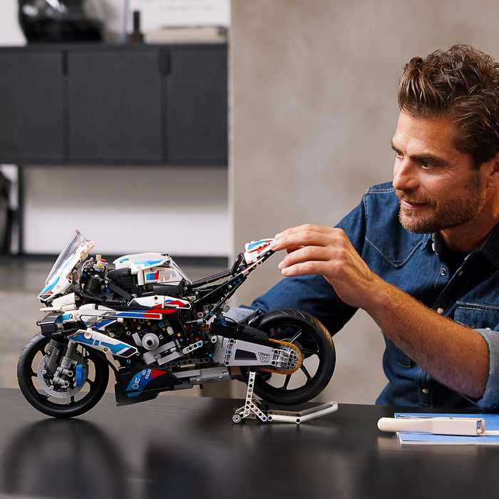 LEGO Technic BMW M 1000 RR 42130 product in gebruik