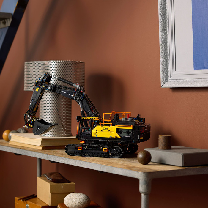 LEGO Technic Volvo EC500 Hybrid Graafmachine 42215 product in gebruik