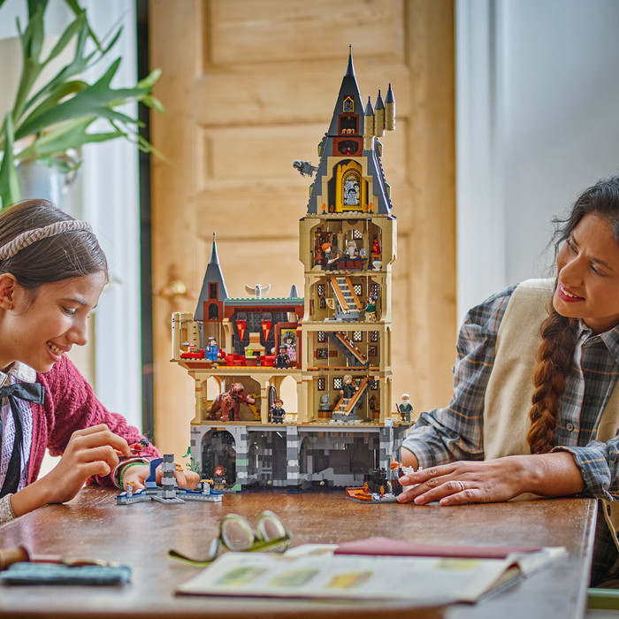 LEGO Harry Potter Kasteel Zweinstein: de Hoofdtoren 76454 product in gebruik