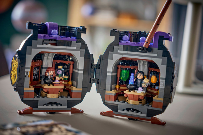 LEGO Harry Potter Klaslokaal voor Geheime Toverdranken 76464 product in gebruik