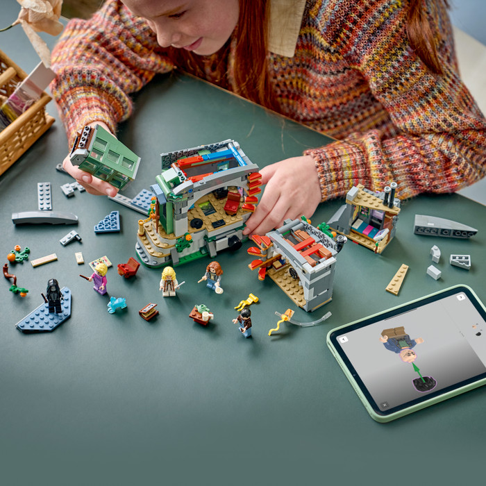 LEGO Harry Potter Luna Lovegood's Huis 76467 product in gebruik
