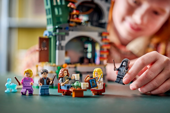 LEGO Harry Potter Luna Lovegood's Huis 76467 product in gebruik