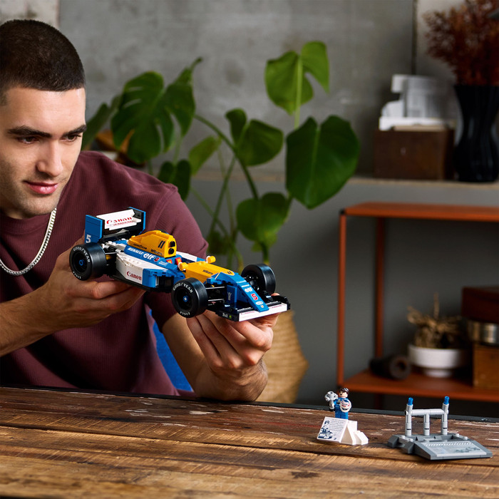 LEGO Icons Williams Racing FW14B en Nigel Mansell 10353 product in gebruik