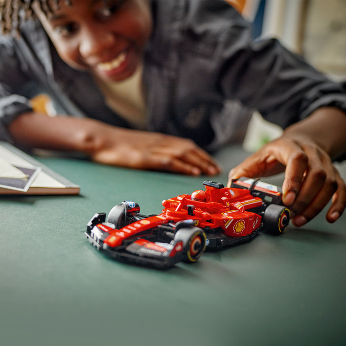 LEGO Speed Champions Ferrari SF-24 F1 racewagen 77242 product in gebruik