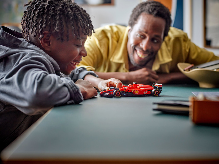 LEGO Speed Champions Ferrari SF-24 F1 racewagen 77242 product in gebruik