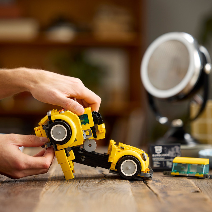 LEGO Icons Bumblebee 10338 product in gebruik