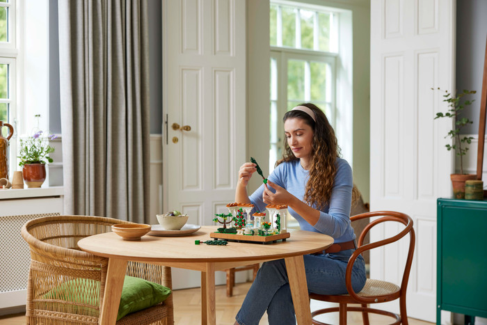 LEGO Icons Tuin met Fontein 10359 product in gebruik