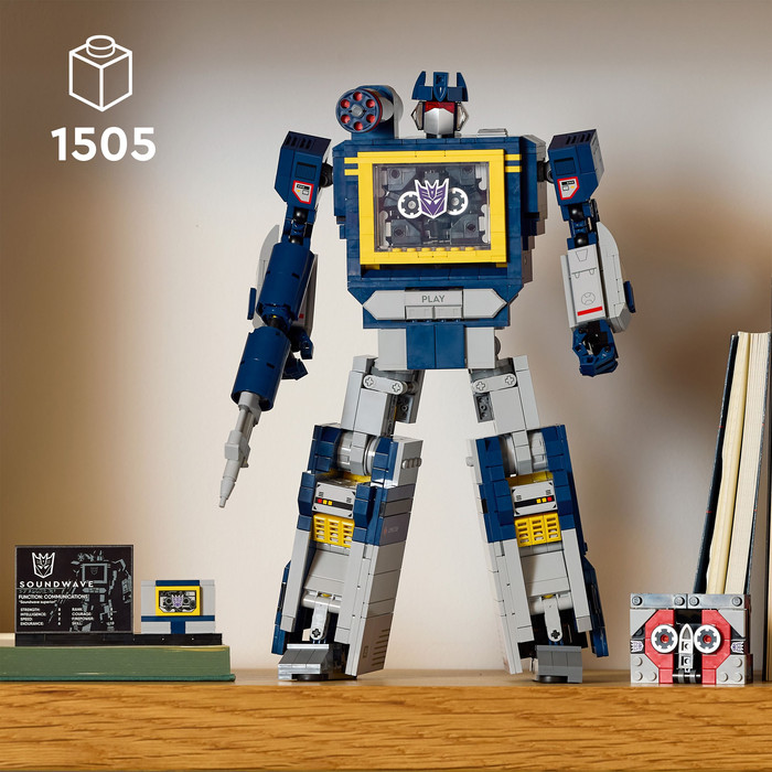 LEGO Icons Transformers: Soundwave 10358 product in gebruik