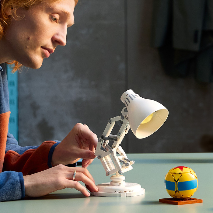 LEGO Ideas Disney Pixar Luxo Jr. 21357 product in gebruik
