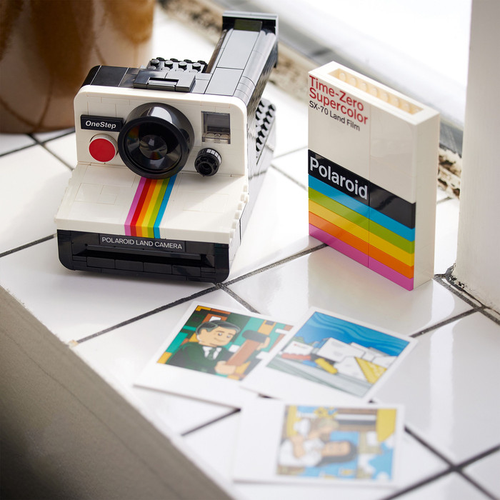 LEGO Ideas Polaroid OneStep SX-70 camera 21345 product in gebruik