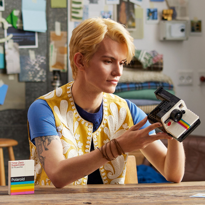 LEGO Ideas Polaroid OneStep SX-70 camera 21345 product in gebruik