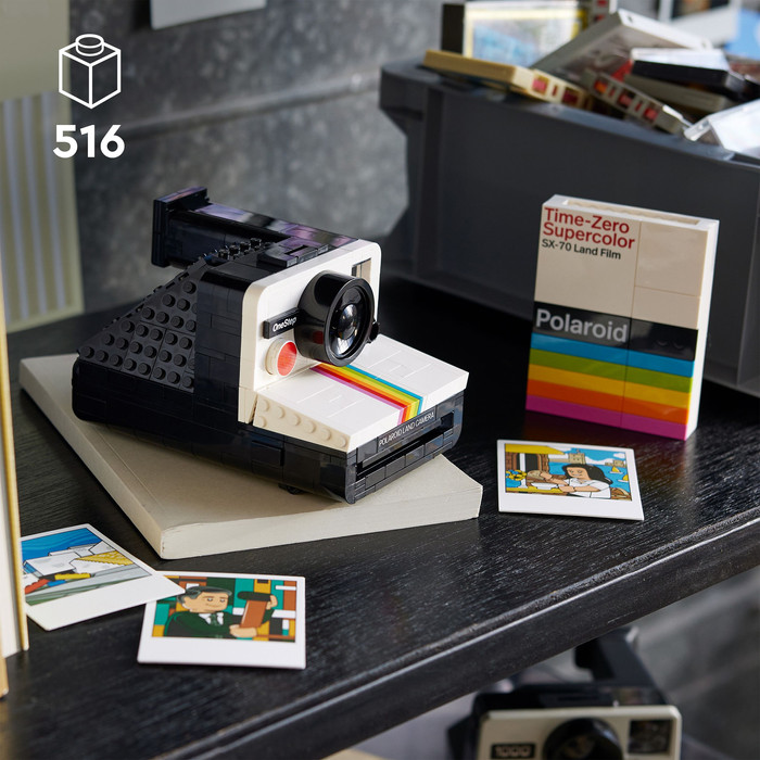 LEGO Ideas Polaroid OneStep SX-70 camera 21345 product in gebruik