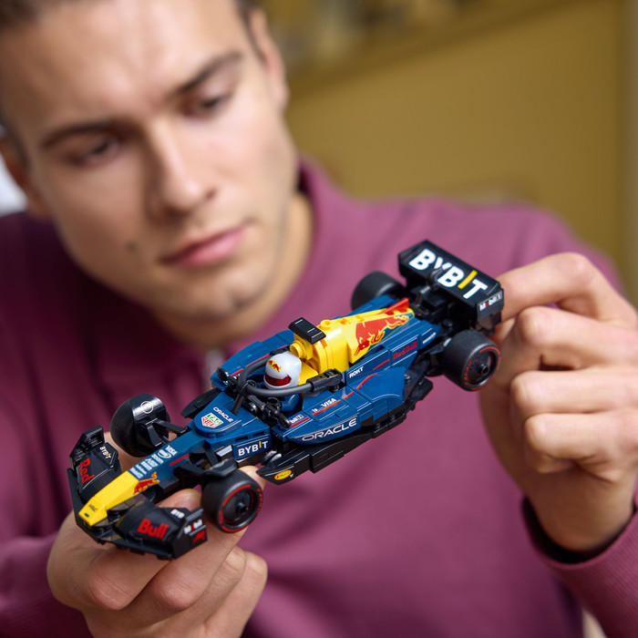 LEGO Speed Champions Oracle Red Bull Racing RB20 F1 racewagen 77243 product in gebruik
