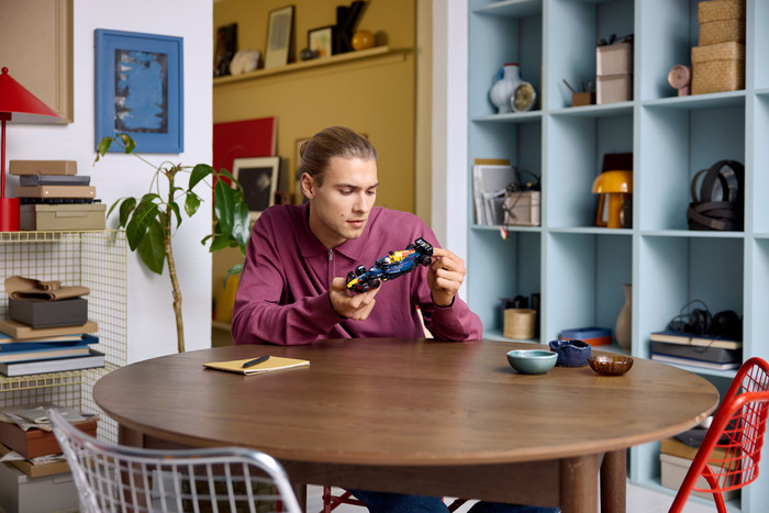 LEGO Speed Champions Oracle Red Bull Racing RB20 F1 racewagen 77243 product in gebruik