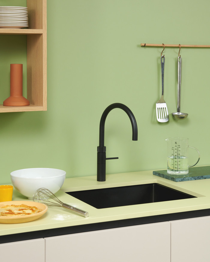 Quooker COMBI + Quooker Fusion Round Black product in use