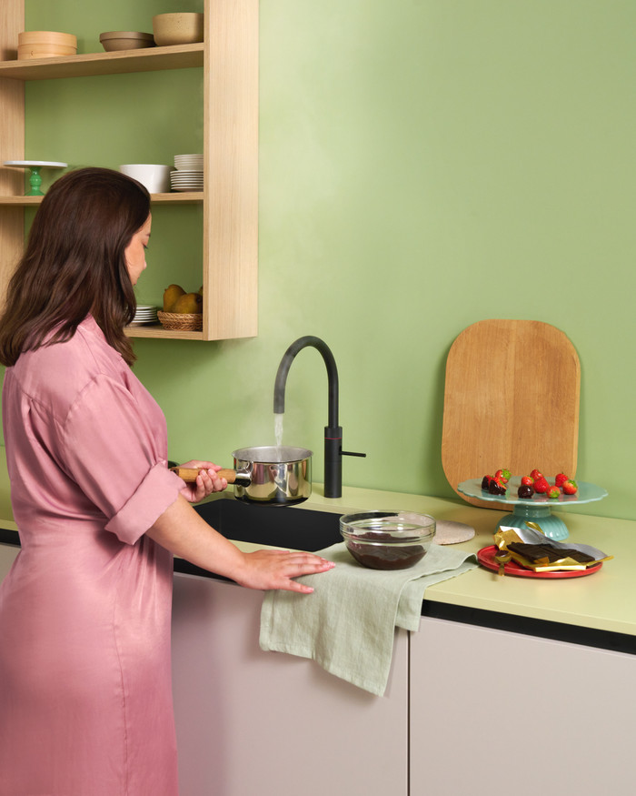 Quooker COMBI + Quooker Fusion Round Black product in use