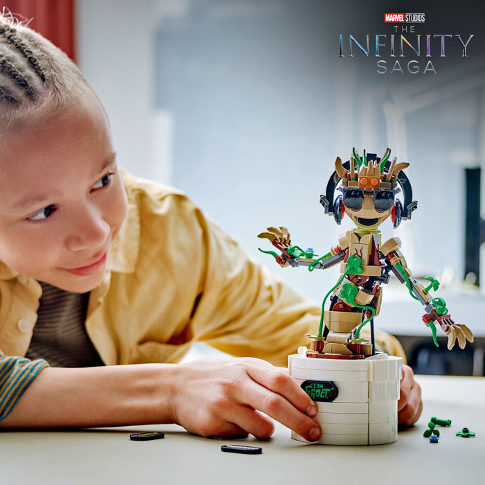 LEGO Marvel Dansende Groot 76297 product in gebruik