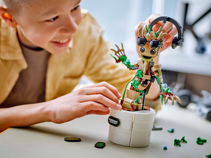 LEGO Marvel Dansende Groot 76297 product in gebruik