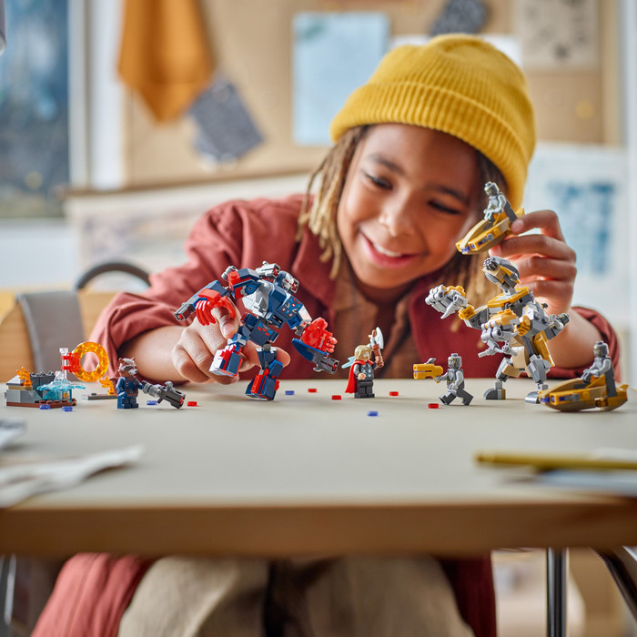 LEGO Marvel Avengers Endgame Thor vs Chitauri 76322 product in use