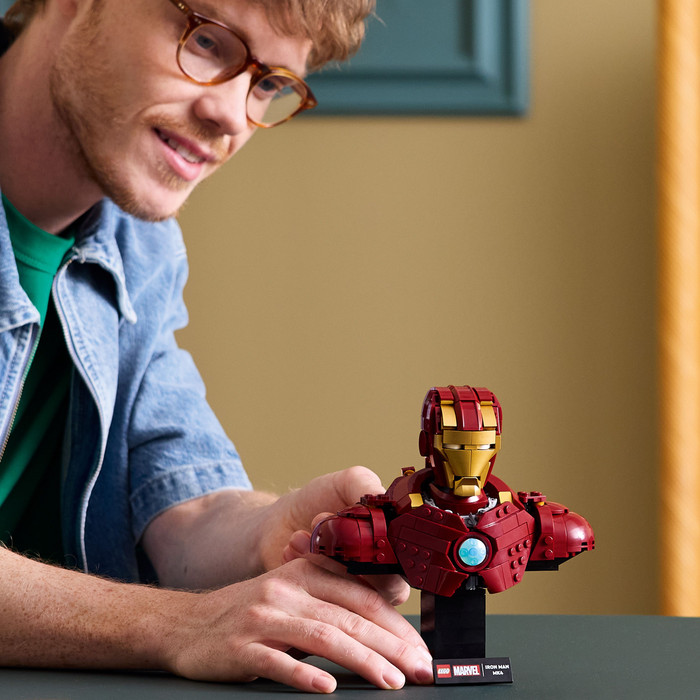 LEGO Marvel Iron Man MK4 Bust 76327 product in use