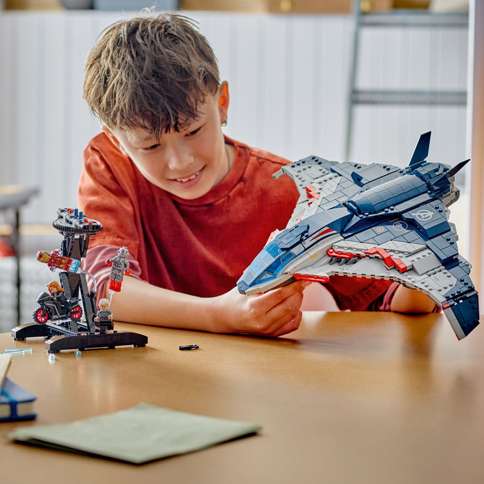 LEGO Marvel Avengers: Age of Ultron Quinjet 76325 product in gebruik