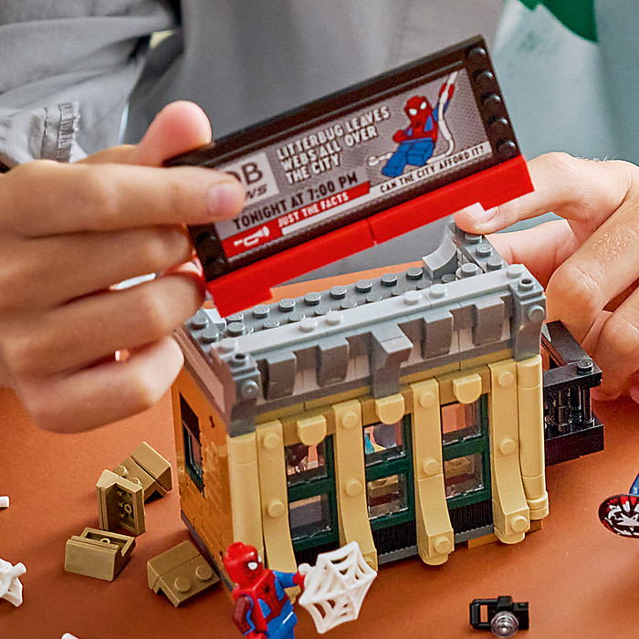 LEGO Marvel Spider-Man vs Mysterio: The Daily Bugle 76342 product in use