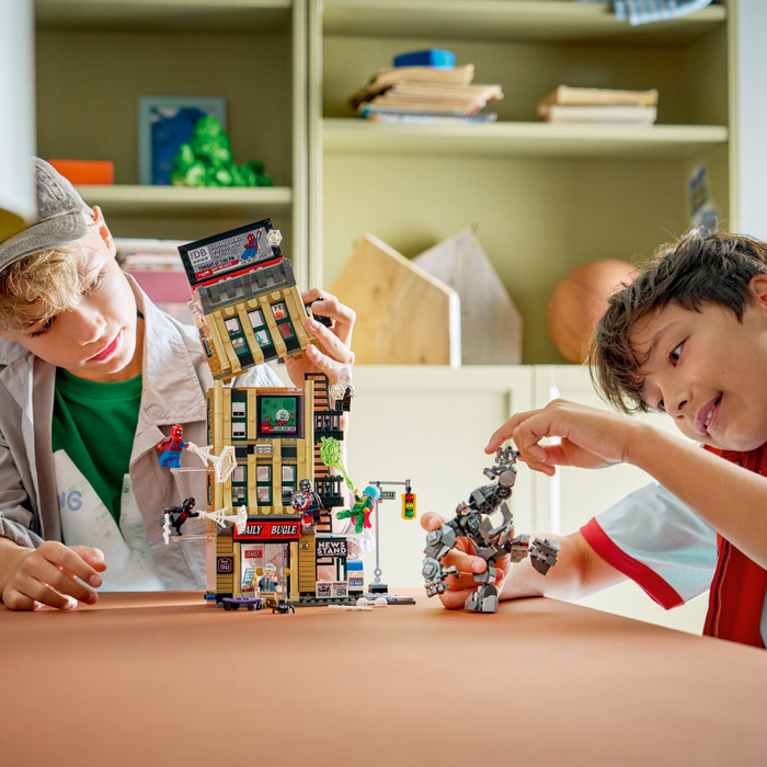 LEGO Marvel Spider-Man vs Mysterio: The Daily Bugle 76342 product in use