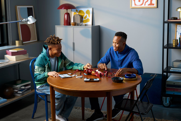 LEGO Marvel Iron Man Mark 3 Verzameleditie 76344 product in gebruik