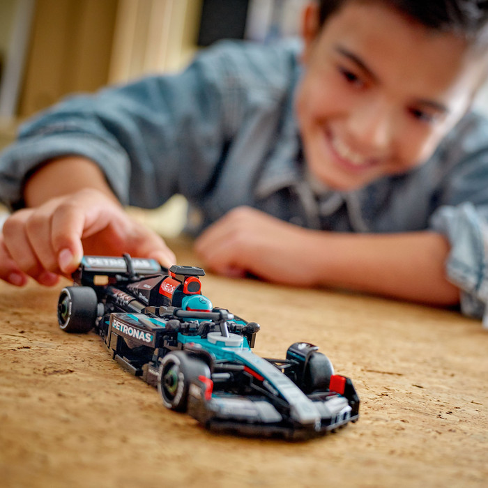 LEGO Speed Champions Mercedes-AMG F1 W15 racewagen 77244 product in gebruik