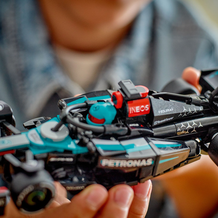 LEGO Speed Champions Mercedes-AMG F1 W15 racewagen 77244 product in gebruik