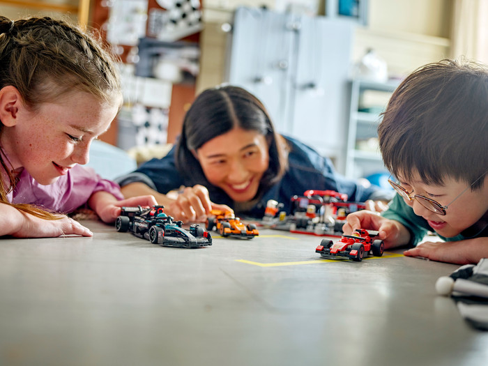 LEGO Speed Champions Mercedes-AMG F1 W15 racewagen 77244 product in gebruik