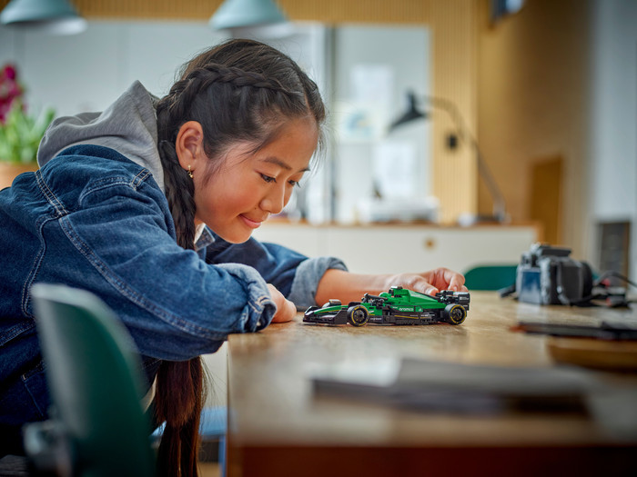 LEGO Speed Champions Aston Martin Aramco F1 AMR24 racewagen 77245 product in gebruik