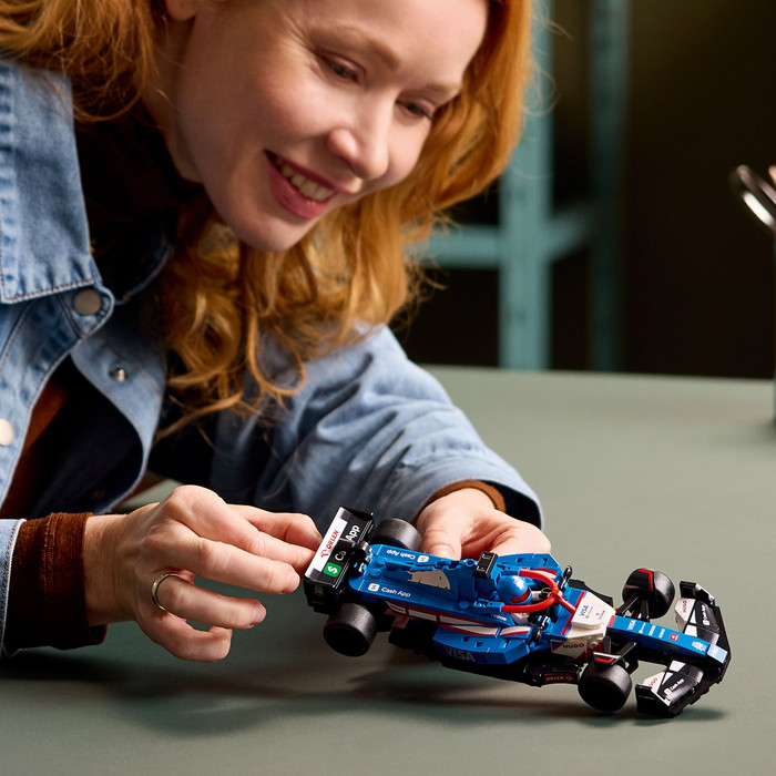 LEGO Speed Champions Visa Cash App RB VCARB 01 F1 racewagen 77246 product in gebruik