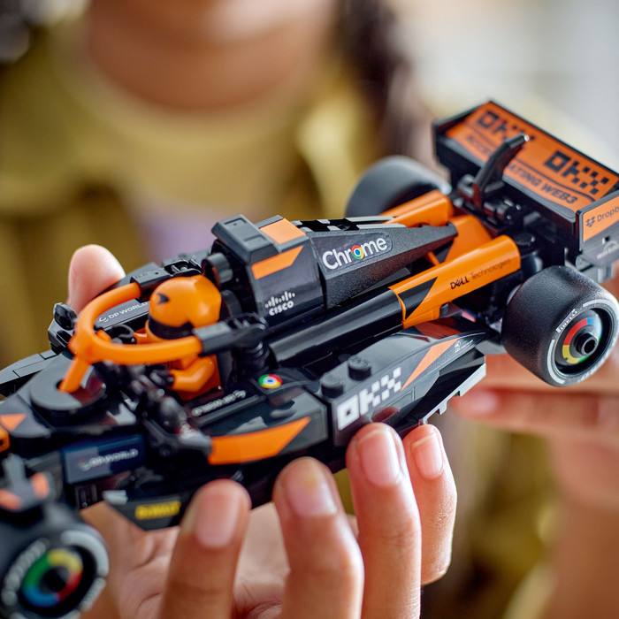LEGO Speed Champions McLaren F1 Team MCL38 racewagen 77251 product in gebruik