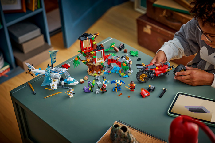 LEGO Ninjago Ninjavoertuigen bij de boomhut 71857 product in gebruik