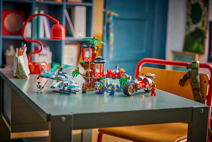 LEGO Ninjago Ninjavoertuigen bij de boomhut 71857 product in gebruik