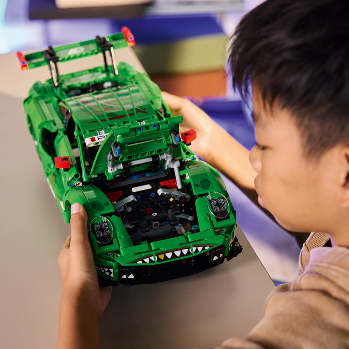 LEGO Technic Porsche 911 GT3 R REXY AO Racing Auto 42224 product in gebruik