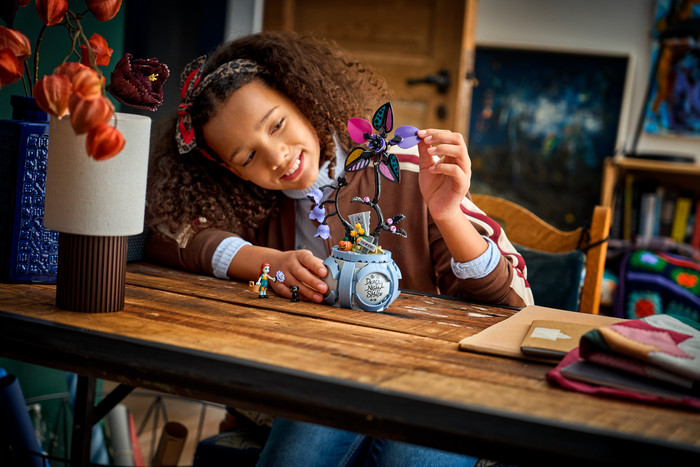 LEGO Disney Sally's Bloempot 43288 product in gebruik