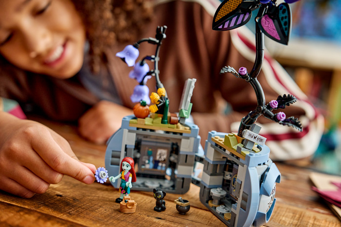 LEGO Disney Sally's Bloempot 43288 product in gebruik