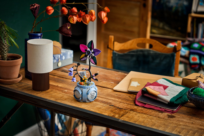 LEGO Disney Sally's Bloempot 43288 product in gebruik