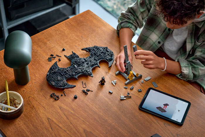 LEGO DC Batman Logo 76330 product in gebruik