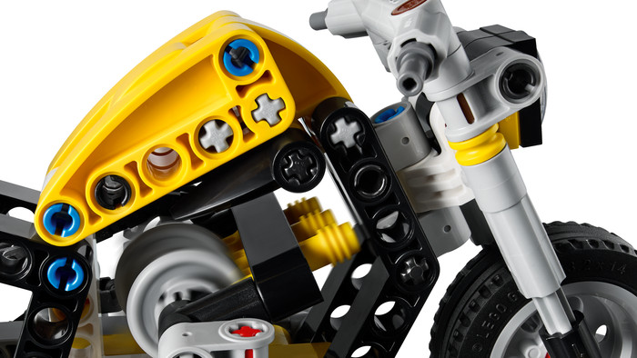 LEGO Technic Gele Motor 42225 product in gebruik