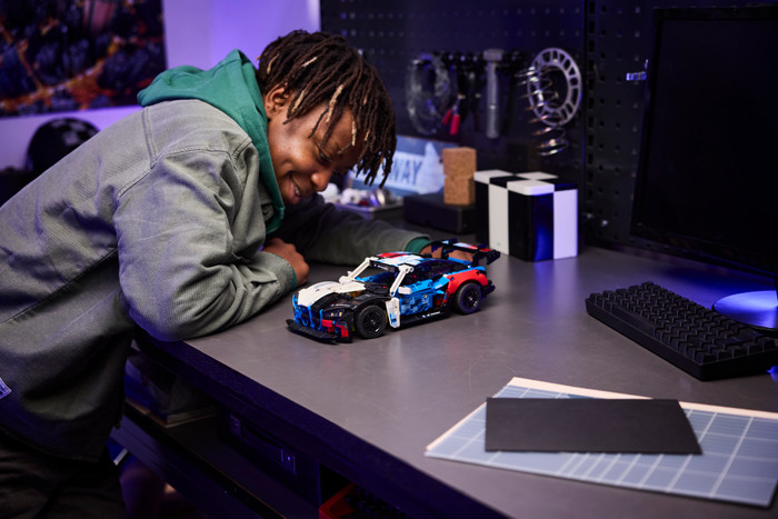 LEGO Technic BMW M4 GT3 EVO Race Auto 42226 product in gebruik