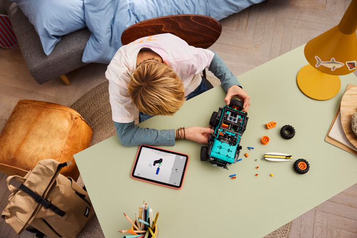 LEGO Technic Jeep Wrangler Rubicon SUV 42227 product in gebruik