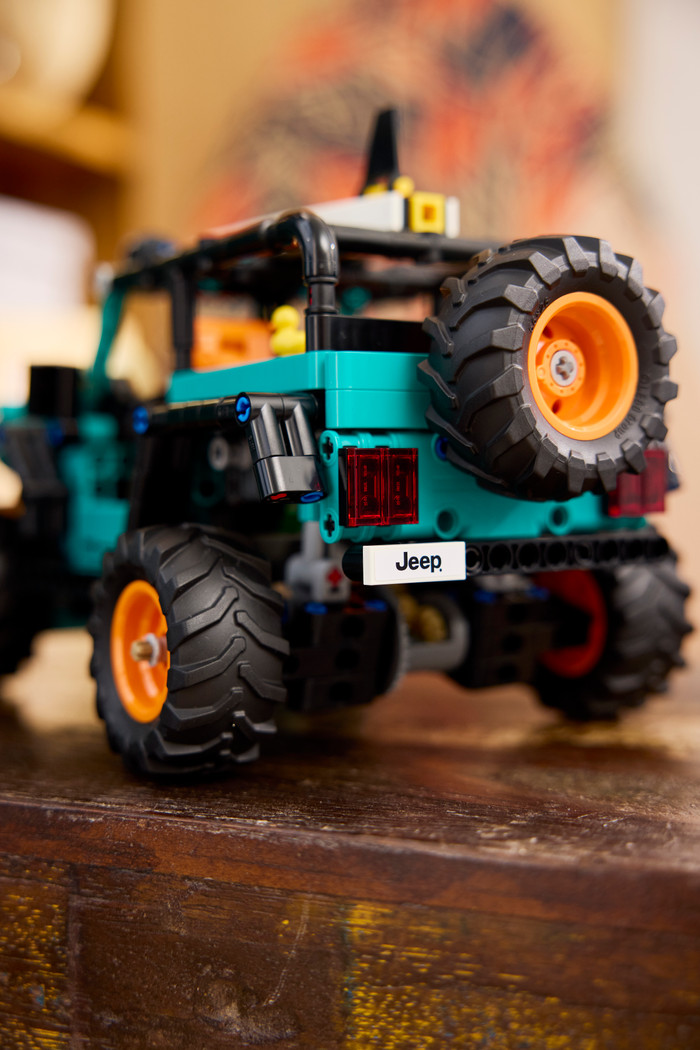 LEGO Technic Jeep Wrangler Rubicon SUV 42227 product in gebruik