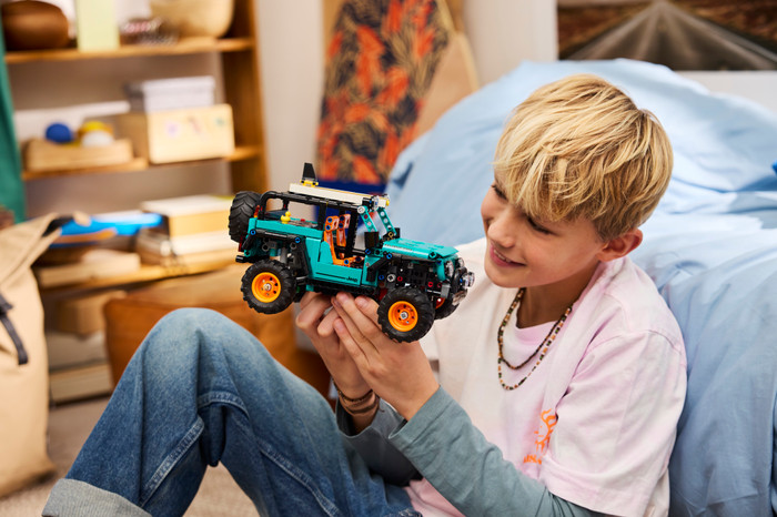 LEGO Technic Jeep Wrangler Rubicon SUV 42227 product in gebruik