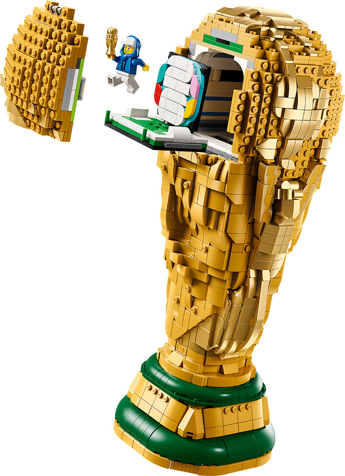 LEGO Editions Officiële FIFA World Cup trofee 43020 product in gebruik