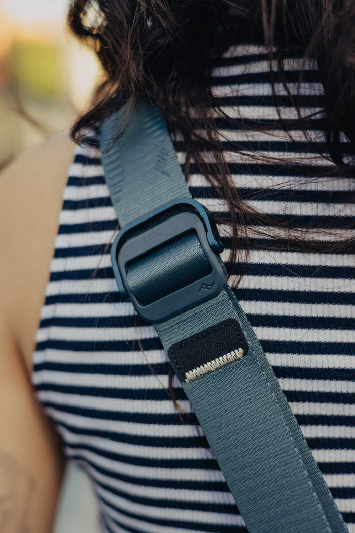 Peak Design Slide Lite Ocean (Blauw) detail